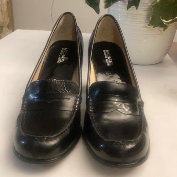 Michael Michael kors shiny black pump. - Picture 2 of 16